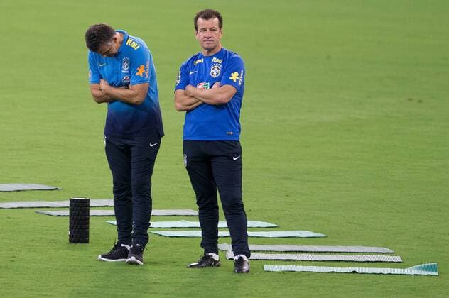Treino da Selecao Brasileira de Futebol RECIFE, PE - 03 24 2016: TRAINING SOCCER BRAZILIAN SELECTION - Gilmar Mendes and Carlos Dunga during training of the Brazilian soccer team in the Arena Pernambuco to reconhecimendo lawn one day before the match against Uruguay in qualifying World Cup 2018 Russia . (Photo: Marcelo Machado de Melo FotoArena)  MarceloxMachadoxdexMelo