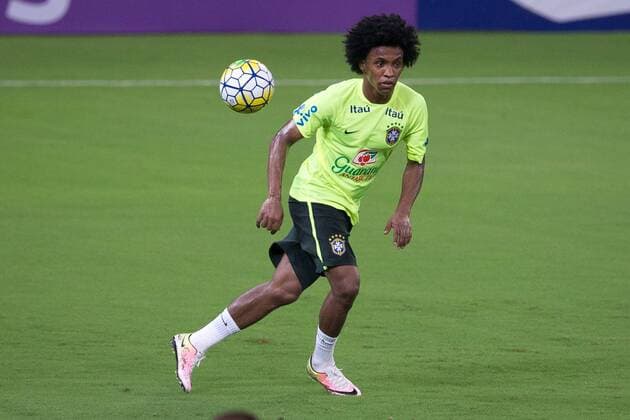 Treino da Selecao Brasileira de Futebol RECIFE, PE - 03 24 2016: TRAINING SOCCER BRAZILIAN SELECTION - Willian during training of the Brazilian soccer team in the Arena Pernambuco to reconhecimendo lawn one day before the match against Uruguay in qualifying World Cup 2018 Russia. (Photo: Marcelo Machado de Melo FotoArena)  MarceloxMachadoxdexMelo