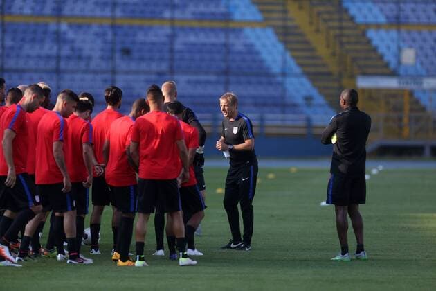 Fußball, Training Nationalteam USA US national soccer team coach Jurgen Klinsmann (2R) participates in a training session at the Mateo Flores stadium in Guatemala City, Guatemala, 24 March 2016, prior to tomorrow s Russia 2018 World Cup qualifying match before Guatemala. US NATIONAL SOCCER TEAM TRAINING SESSION IN GUATEMALA !ACHTUNG: NUR REDAKTIONELLE NUTZUNG!  GUT002 20160325-635944658430702664