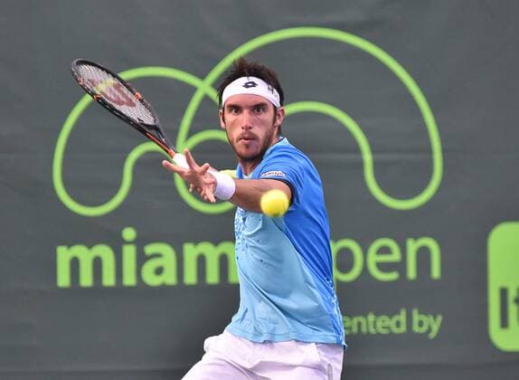 Argentinian Leonardo Mayer returns the ball to Bosnian tennis player Damir Džumhur during a match of the Miami Tennis Open in Cayo Vizcaino, Miami, FL, United States, 24 March 2016. MIAMI TENNIS OPEN !ACHTUNG: NUR REDAKTIONELLE NUTZUNG!  MIA020 20160325-635944751515977097