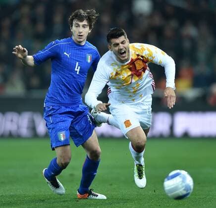 (160325) -- UDINE, March 25, 2016 -- Italy s Matteo Darmian (L) vies with Spain s Alvaro Morata during a friendly (Nationalmannschaft) soccer match between Italy and Spain in Udine, Italy, March 24, 2016. The match ended with a 1-1 draw. ) (SP)ITALY-UDINE-friendly (Nationalmannschaft) SOCCER MATCH-ITALY VS SPAIN AlbertoxLingria 