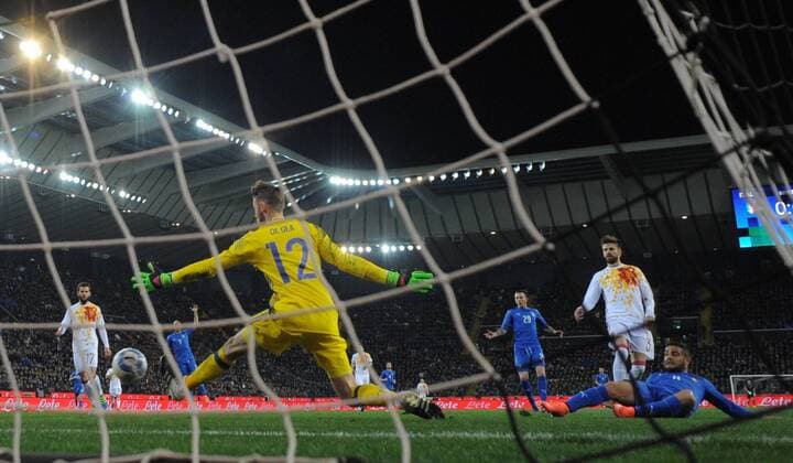 (160325) -- UDINE, March 25, 2016 -- Italy s Lorenzo Insigne (1st R) scores during a friendly (Nationalmannschaft) soccer match between Italy and Spain in Udine, Italy, March 24, 2016. The match ended with a 1-1 draw. ) (SP)ITALY-UDINE-friendly (Nationalmannschaft) SOCCER MATCH-ITALY VS SPAIN AlbertoxLingria 