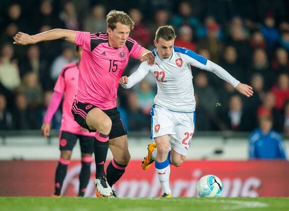 24. Maerz 2016: Prag (Stadion Letna), Fussball Testspiel: Tschechien - Schottland: Vladimir Darida (weiss, Tschechien) gegen Schottlands Christophe Berra.