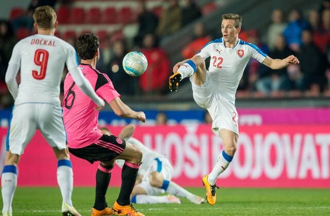 24. Maerz 2016: Prag (Stadion Letna), Fussball Testspiel: Tschechien - Schottland: Vladimir Darida (weiss, Tschechien) gegen Schottlands Charlie Mulgrew.