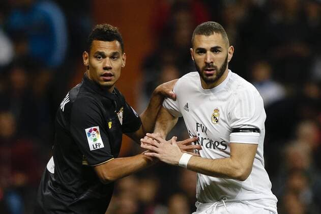 20.03.2016. Madrid, Spain. Timothee Kolodziejczak (5) Sevilla FC tussles with Benzima (Real). La Liga match between Real Madrid and Sevilla FC at the Santiago Bernabeu stadium in Madrid, Spain, March 20, 2016 . xEnriquexdexlaxFuentex  ActionPlus11721937