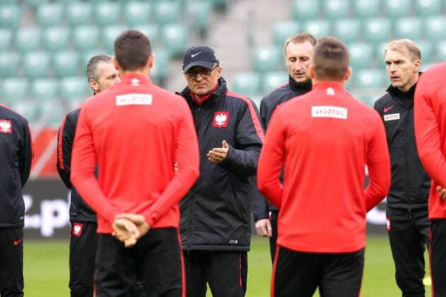 Fußball, Nationalteam Polen Training 25.03.2016 WROCLAW, FOOTBALL (Nationalteam) , POLISH NATIONAL FOOTBALL TEAM PRACTISE: ADAM NAWALKA TRENER HEAD COACH ODPRAWA PRZED MECZEM  20160325CSJP3034