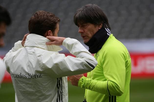 Bundestrainer Joachim Löw mit Mario Götze - Abschlusstraining der Deutschen Nationalmannschaft, Olympiastadion Berlin