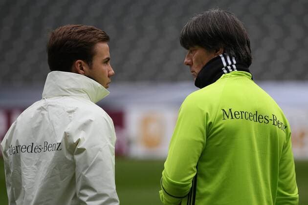 Bilder des Tages - SPORT Bundestrainer Joachim Löw mit Mario Götze - Abschlusstraining der Deutschen Nationalmannschaft, Olympiastadion Berlin