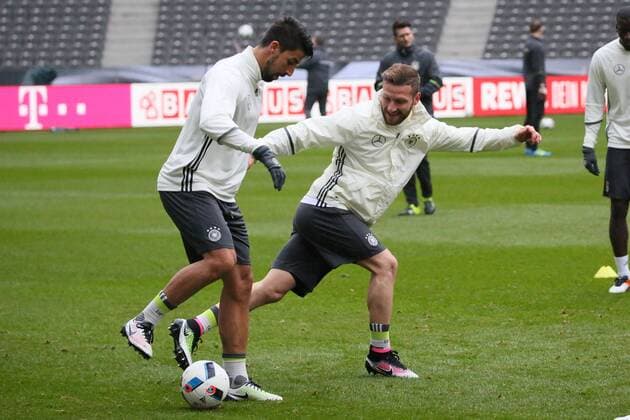 Sami Khedira gegen Shkodran Mustafi - Abschlusstraining der Deutschen Nationalmannschaft, Olympiastadion Berlin