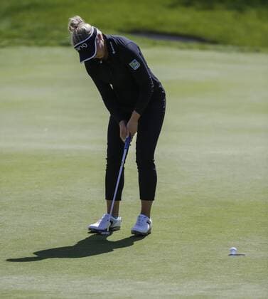 March 25, 2016: Brooke M. Henderson sinks her putt on the 7th green during the second round of the Kia Classic at Aviara Golf Club in Carlsbad, California. LPGA Golf Damen 2016: Kia Classic MAR 25 - ZUMAc04_