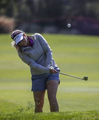 March 25, 2016: Charley Hall chips onto the 10th green during the second round of the Kia Classic at Aviara Golf Club in Carlsbad, California. LPGA Golf Damen 2016: Kia Classic MAR 25 - ZUMAc04_