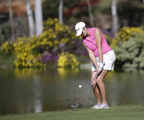 March 25, 2016: Dori Carter chips onto the 16th green during the second round of the Kia Classic at Aviara Golf Club in Carlsbad, California. LPGA Golf Damen 2016: Kia Classic MAR 25 - ZUMAc04_