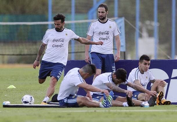 Fußball, Training Nationalteam Argentinien (160326) -- EZEIZA, March 26, 2016 -- Argentina s Gonzalo Higuain (R Back) and Ezequiel Lavezzi (L) attend a training session at the campus of the Argentina Football Association (AFA) in Ezeiza, Argentina, on March 25, 2016. Argentina will play with Bolivia in a qualifying match for the Russia 2018 World Cup finals on March 29. Raul Ferrari TELAM) (jp) (sp) (SP)ARGENTINA-EZEIZA-SOCCER-TRAINING e TELAM 