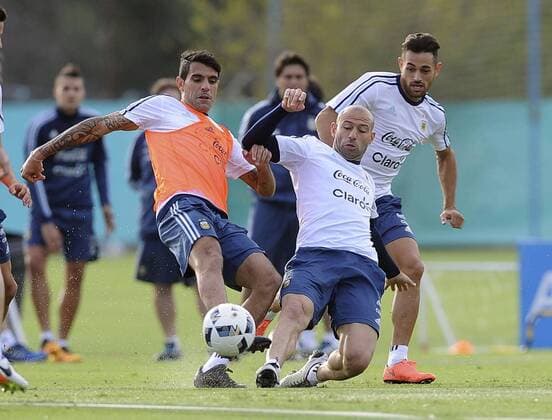 Fußball, Training Nationalteam Argentinien (160326) -- EZEIZA, March 26, 2016 -- Argentina s Javier Mascherano (C) and Lautaro Acosta (R) attend a training session at the campus of the Argentina Football Association (AFA) in Ezeiza, Argentina, on March 25, 2016. Argentina will play with Bolivia in a qualifying match for the Russia 2018 World Cup finals on March 29. Raul Ferrari TELAM) (jp) (sp) (SP)ARGENTINA-EZEIZA-SOCCER-TRAINING e TELAM 