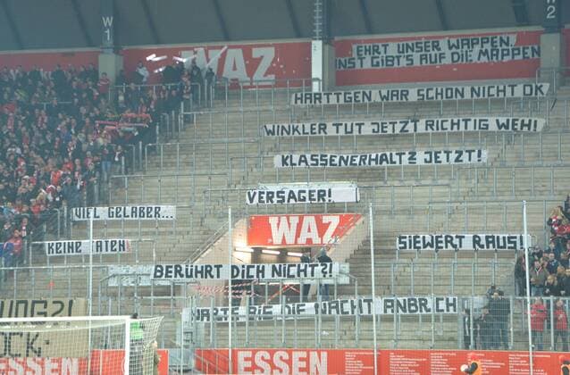 24.03.2016, Fussball, Regionalliga West, Saison 2015 2016, 30. Spieltag, Stadion Essen - Hafenstraße, Essen Rot-Weiss Essen - SC Verl 1 : 0 Protestaktion der Fans von Rot-Weiss Essen, die mit Plakaten und Transparenten ihren Unmut über die Leistungen der Mannschaft zeigen, Aktion, Einzelbild, Quer, Fans, Fan, Transparent, Plakat, Feature, Symbolbild, Symbolfoto