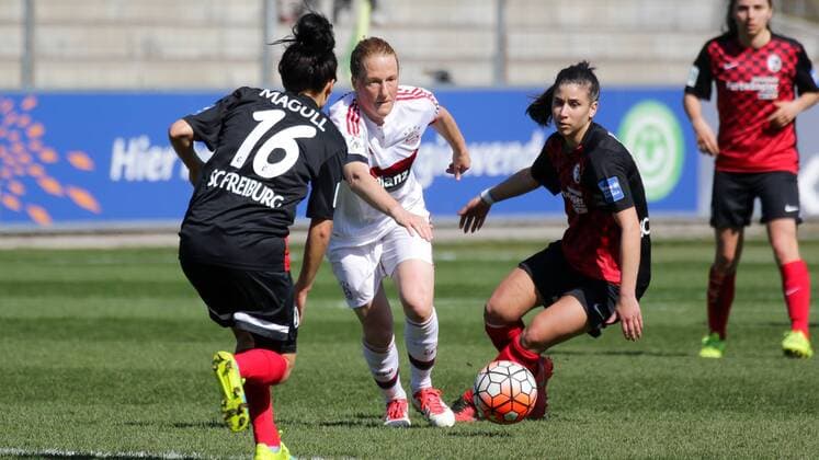 v.li.: Lina Maria Magull (Freiburg, 16), Melanie Behringer (FCB, 7) in ihrem 250. Bundesligaspiel, Jubiläum, Hasret Kayikci (Freiburg, 11), Fussball, Allianz Frauen-Bundesliga, SC Freiburg - FC Bayern München, xozx