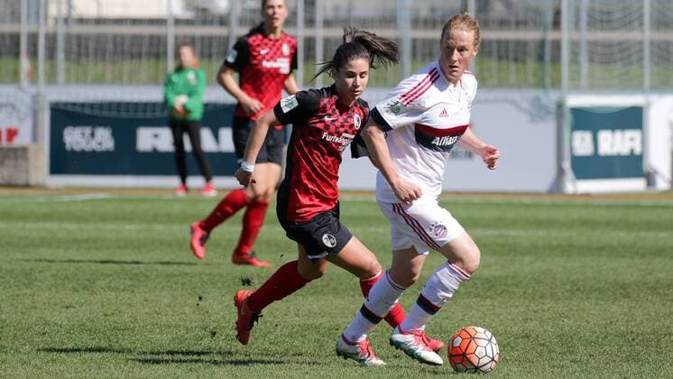 v.li.: Hasret Kayikci (Freiburg, 11), Melanie Behringer (FCB, 7) in ihrem 250. Bundesligaspiel, Jubiläum, Fussball, Allianz Frauen-Bundesliga, SC Freiburg - FC Bayern München, xozx