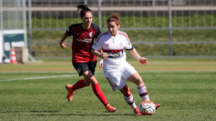 v.li.: Selina Wagner (Freiburg, 31), Nicole Rolser (FCB, 29), Fussball, Allianz Frauen-Bundesliga, SC Freiburg - FC Bayern München, xozx