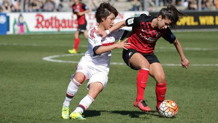 v.li.: Mana Iwabuchi (FCB, 13), Hasret Kayikci (Freiburg, 11), Zweikampf, Duell, duel, tackle, Dynamik, Action, Aktion, Fussball, Allianz Frauen-Bundesliga, SC Freiburg - FC Bayern München, xozx