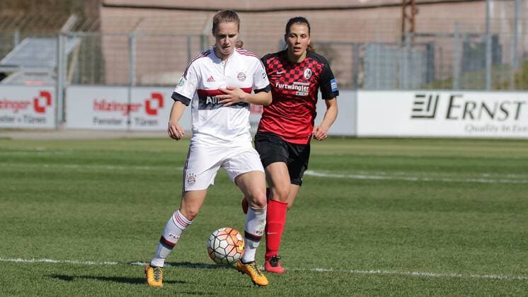 v.li.: Vivianne Miedema (FCB, 10), Carolin Schiewe (Freiburg, 33), Fussball, Allianz Frauen-Bundesliga, SC Freiburg - FC Bayern München, xozx