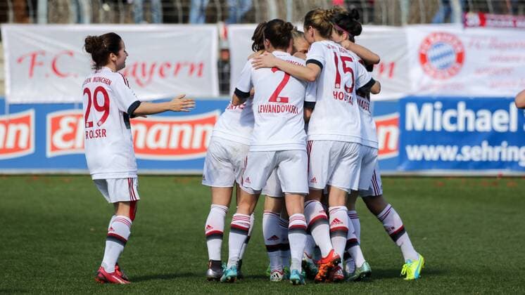 Die Spielerinnen des FC Bayern München jubeln über das Tor zum 0:1 durch Melanie Behringer (FCB, 7) in ihrem 250. Bundesligaspiel, Jubiläum, Jubel, Torjubel, Torerfolg, celebrate the goal, goal, celebration, Jubel ueber das Tor, optimistisch, Action, Aktion, Fussball, Allianz Frauen-Bundesliga, SC Freiburg - FC Bayern München, xozx