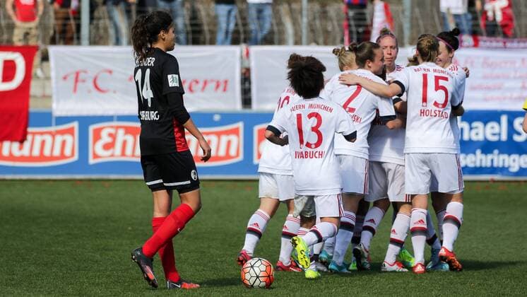 Die Spielerinnen des FC Bayern München jubeln über das Tor zum 0:1 durch Melanie Behringer (FCB, 7) in ihrem 250. Bundesligaspiel, Jubiläum, Jubel, Torjubel, Torerfolg, celebrate the goal, goal, celebration, Jubel ueber das Tor, optimistisch, Action, Aktion, Fussball, Allianz Frauen-Bundesliga, SC Freiburg - FC Bayern München, xozx
