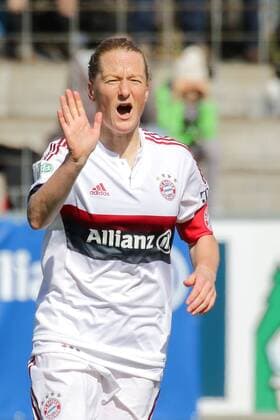 Melanie Behringer (FCB, 7) in ihrem 250. Bundesligaspiel, Jubiläum, gibt Anweisungen, gestikuliert, mit den Armen gestikulieren, gives instructions, gesticulate, Fussball, Allianz Frauen-Bundesliga, SC Freiburg - FC Bayern München, xozx
