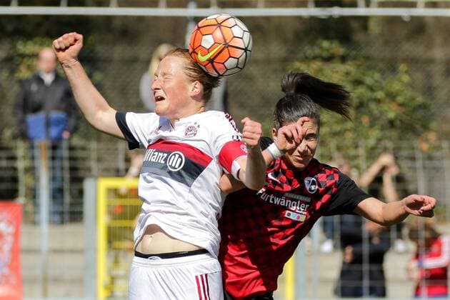 v.li.: Melanie Behringer (FCB, 7), Hasret Kayikci (Freiburg, 11), Kopfball, header, Aktion, Action, Fussball, Allianz Frauen-Bundesliga, SC Freiburg - FC Bayern München, xozx