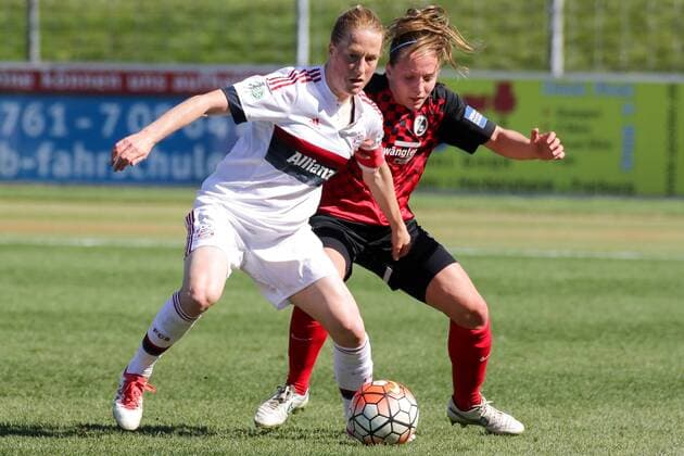 v.li.: Melanie Behringer (FCB, 7), Lisa Karl (Freiburg, 2), Zweikampf, Duell, duel, tackle, Dynamik, Action, Aktion, Fussball, Allianz Frauen-Bundesliga, SC Freiburg - FC Bayern München, xozx