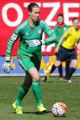 Tinja-Riikka Korpela (Torwart, FCB, 32), am Ball, Freisteller, Einzelbild, Aktion, Action, Fussball, Allianz Frauen-Bundesliga, SC Freiburg - FC Bayern München, xozx