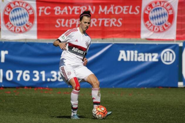Viktoria Schnaderbeck (FCB, 25), am Ball, Freisteller, Einzelbild, Aktion, Action, Fussball, Allianz Frauen-Bundesliga, SC Freiburg - FC Bayern München, xozx