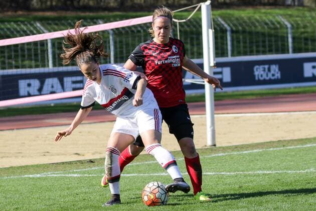 v.li.: Sara Ilonka Däbritz (Sara Daebritz, FCB, 33), Clara Schöne (Clara Schoene, Freiburg, 27), Zweikampf, Duell, duel, tackle, Dynamik, Action, Aktion, Fussball, Allianz Frauen-Bundesliga, SC Freiburg - FC Bayern München, xozx