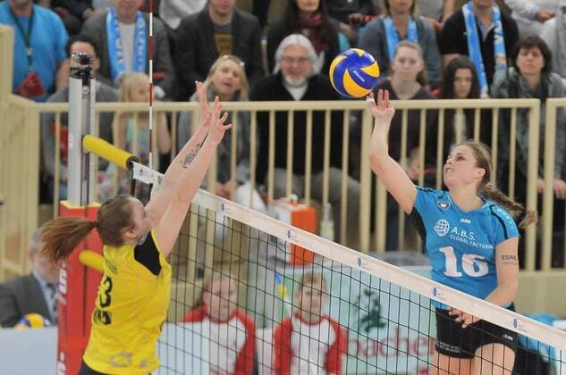 26.03.2016, xtkx, Volleyball 1.Bundesliga Damen, VC Wiesbaden - USC Münster, emspor v.l. Sarah Petrausch (USC Muenster), Delainey Aigner Sweney (VC Wiesbaden),