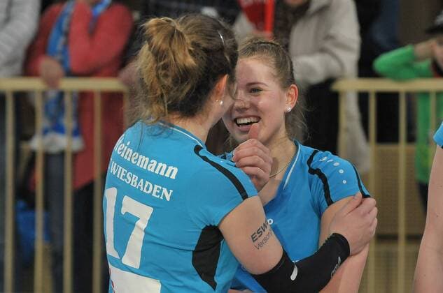 26.03.2016, xtkx, Volleyball 1.Bundesliga Damen, VC Wiesbaden - USC Münster, emspor v.l. Elena Steinemann (VC Wiesbaden), Kaisa Alanko (VC Wiesbaden),