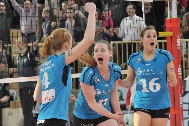 26.03.2016, xtkx, Volleyball 1.Bundesliga Damen, VC Wiesbaden - USC Münster, emspor v.l. Tanja Grosser (VC Wiesbaden), Rebecca Schaeperklaus (VC Wiesbaden), Delainey Aigner Swesey (VC Wiesbaden),