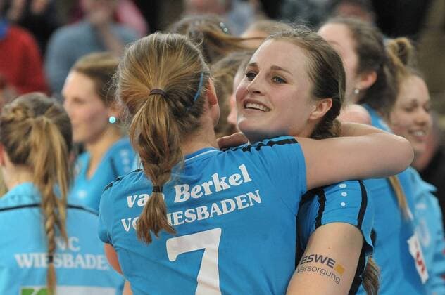26.03.2016, xtkx, Volleyball 1.Bundesliga Damen, VC Wiesbaden - USC Münster, emspor v.l. Esther van Berkel (VC Wiesbaden), Delainey Aigner Swesey (VC Wiesbaden),