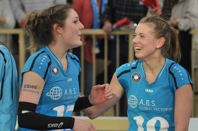 26.03.2016, xtkx, Volleyball 1.Bundesliga Damen, VC Wiesbaden - USC Münster, emspor v.l. Elena Steinemann (VC Wiesbaden), Kaisa Alanko (VC Wiesbaden),