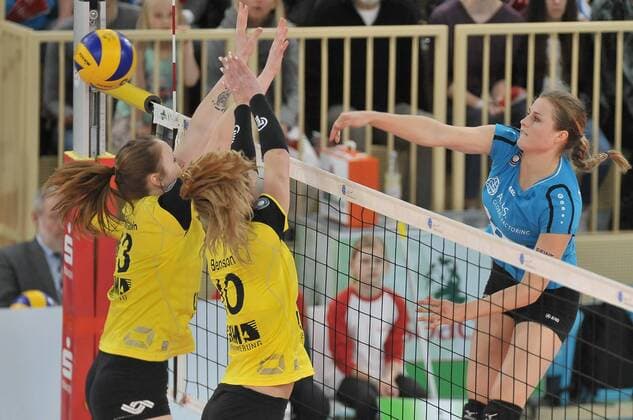 26.03.2016, xtkx, Volleyball 1.Bundesliga Damen, VC Wiesbaden - USC Münster, emspor v.l. Sarah Petrausch (USC Muenster), Ashley Benson (USC Muenster), Delainey Aigner Sweney (VC Wiesbaden),