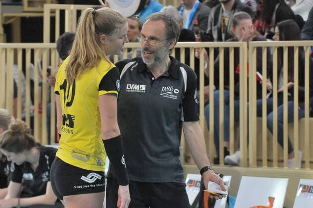 26.03.2016, xtkx, Volleyball 1.Bundesliga Damen, VC Wiesbaden - USC Münster, emspor v.l. Ashley Benson (USC Muenster), Trainer Andreas Vollmer (USC Meunster),