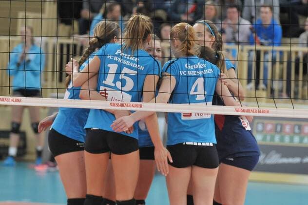 26.03.2016, xtkx, Volleyball 1.Bundesliga Damen, VC Wiesbaden - USC Münster, emspor v.l. Jennifer Pettke (VC Wiesbaden), Tanja Grosser (VC Wiesbaden), Alyssa Longo (VC Wiesbaden),