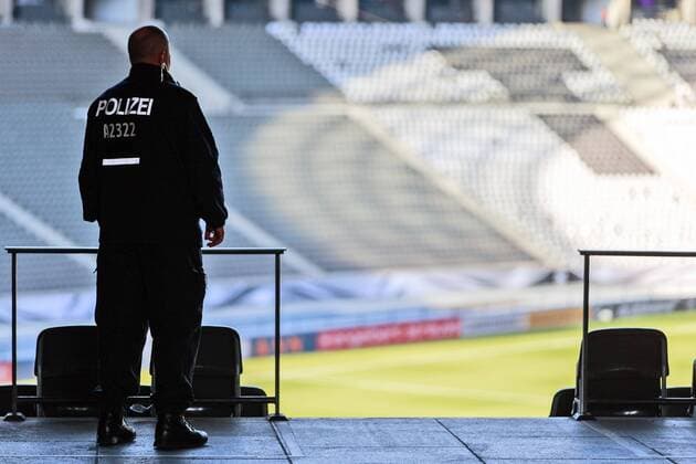 Berlin Polizist schaut in den Innenraum beim Freundschaftsspiel Deutschland vs England am 26.03.2016, Copyright: Schülerx xEibner-Pressefoto EP_jse