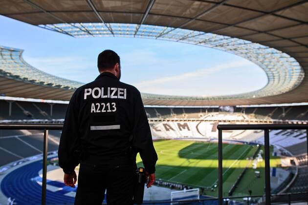 Berlin Polizist im Innenraum des Stadions beim Freundschaftsspiel Deutschland vs England am 26.03.2016, Copyright: Schülerx xEibner-Pressefoto EP_jse