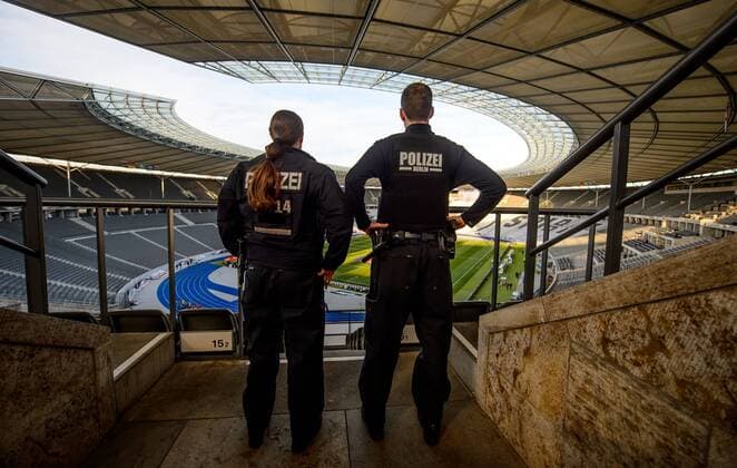 26. Maerz 2016: Berlin, Olympiastadion: Fussball Testspiel: Deutschland - England: Polizisten suchen vor dem Spiel die Zuschauer-Tribuenen ab.