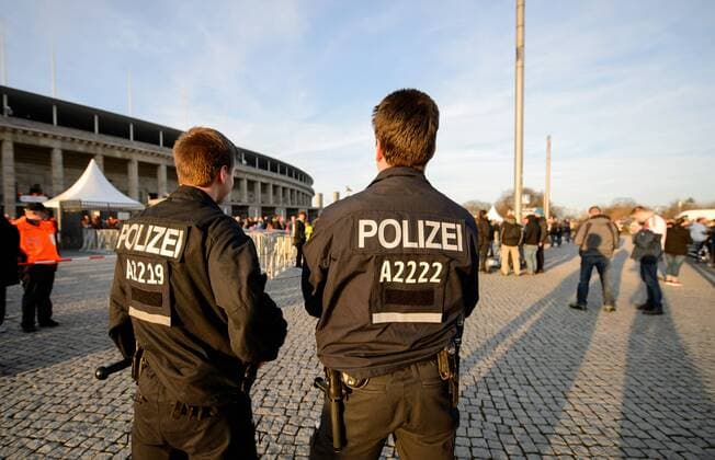 26. Maerz 2016: Berlin, Olympiastadion: Fussball Testspiel: Deutschland - England: Polizisten beobachten vor dem Spiel die Fans vor dem Stadion.