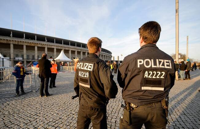 26. Maerz 2016: Berlin, Olympiastadion: Fussball Testspiel: Deutschland - England: Polizisten beobachten vor dem Spiel die Fans vor dem Stadion.