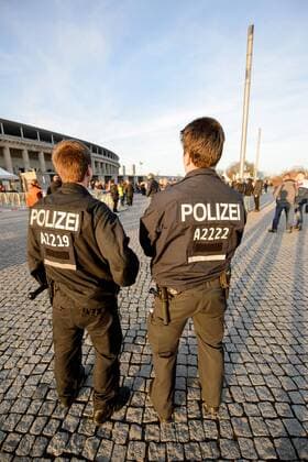 26. Maerz 2016: Berlin, Olympiastadion: Fussball Testspiel: Deutschland - England: Polizisten beobachten vor dem Spiel die Fans vor dem Stadion.
