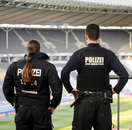 26. Maerz 2016: Berlin, Olympiastadion: Fussball Testspiel: Deutschland - England: Polizisten suchen vor dem Spiel die Zuschauer-Tribuenen ab.
