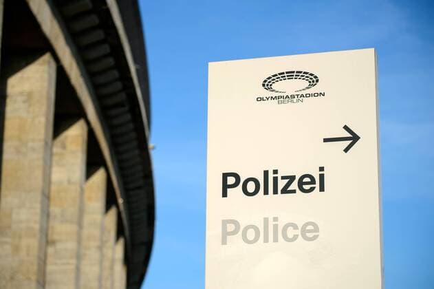 26. Maerz 2016: Berlin, Olympiastadion: Fussball Testspiel: Deutschland - England: Ein Schild weist am Olympiastadion in Richtung Polizei Police.