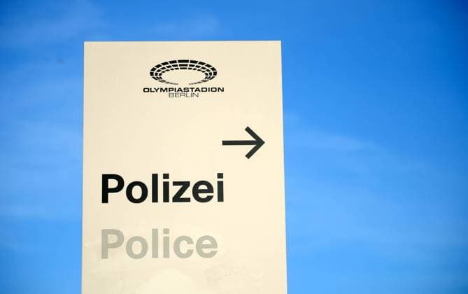 26. Maerz 2016: Berlin, Olympiastadion: Fussball Testspiel: Deutschland - England: Ein Schild weist am Olympiastadion in Richtung Polizei Police.