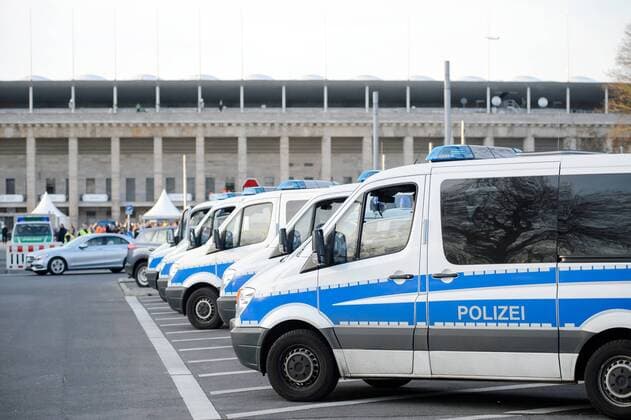 26. Maerz 2016: Berlin, Olympiastadion: Fussball Testspiel: Deutschland - England: Polizisten beobachten vor dem Spiel die Fans vor dem Stadion.